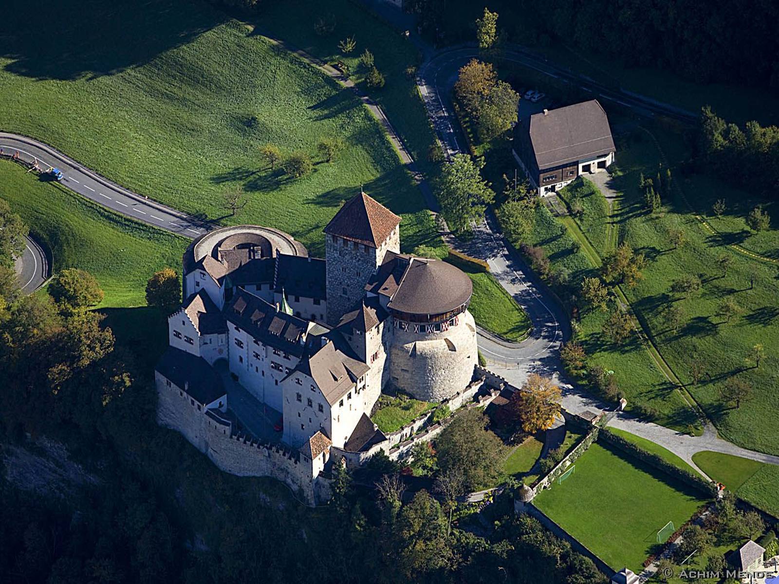 Презентація на тему «Architektur des Liechtensteins» - Слайд #10 Презентація на тему «Architektur des Liechtensteins» - Слайд #10