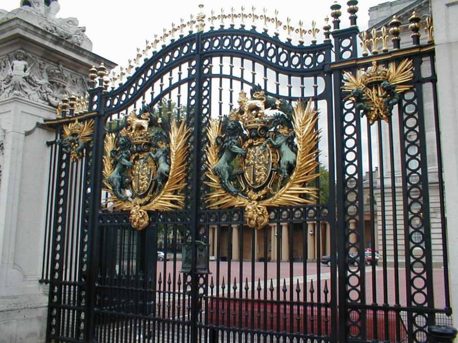 Презентація на тему «Buckingham Palace» - Слайд #28 Презентація на тему «Buckingham Palace» - Слайд #28
