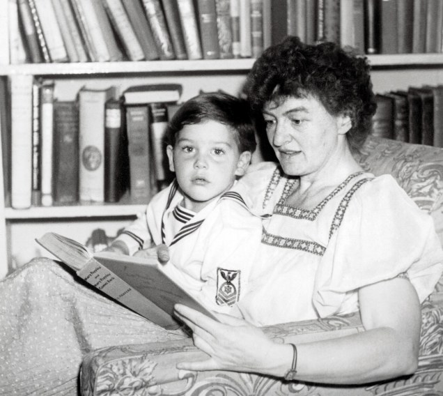 Фотографії Памела Ліндон Треверс